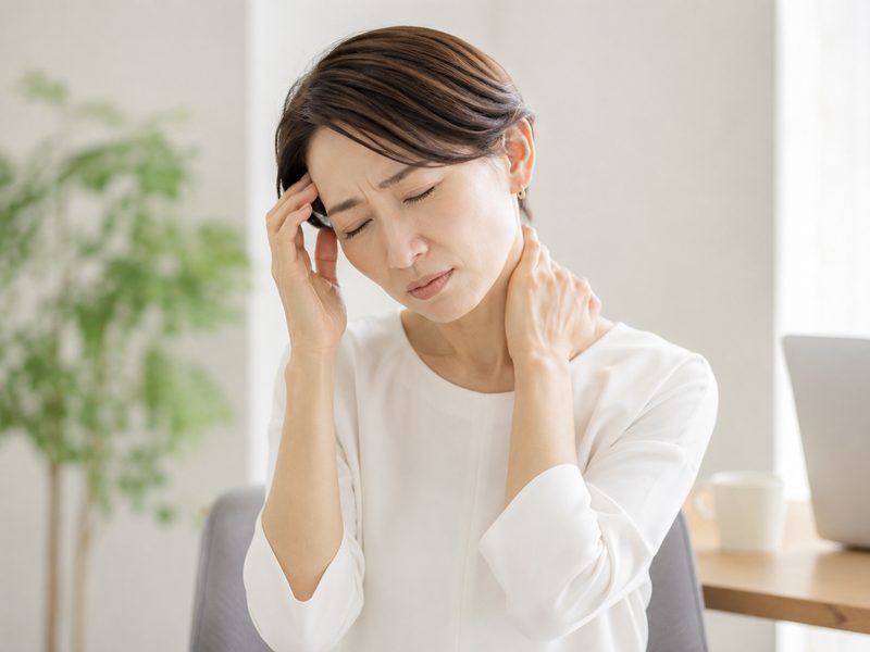 首こり・肩こりに悩む女性