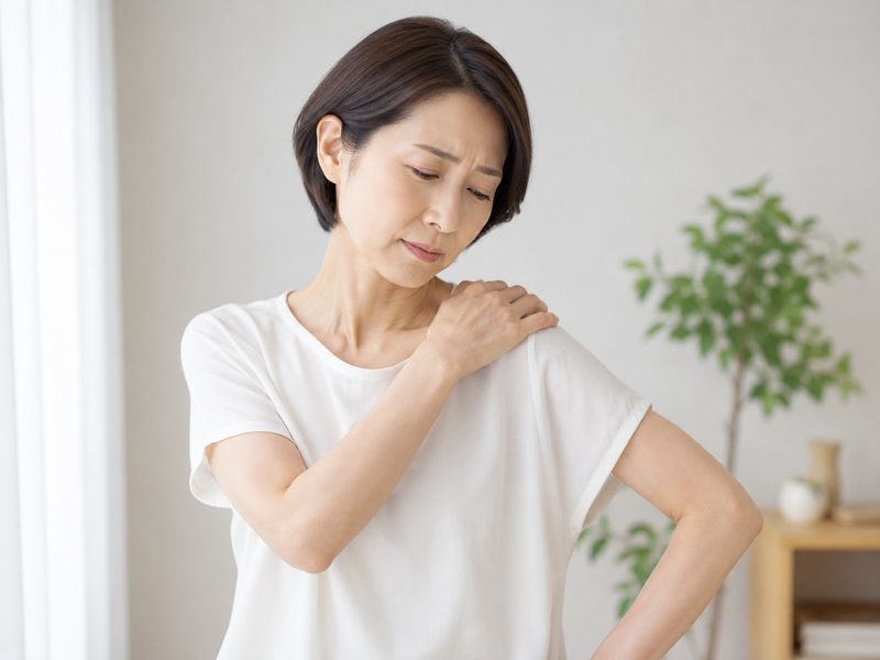 肩の痛みで困ってる女性