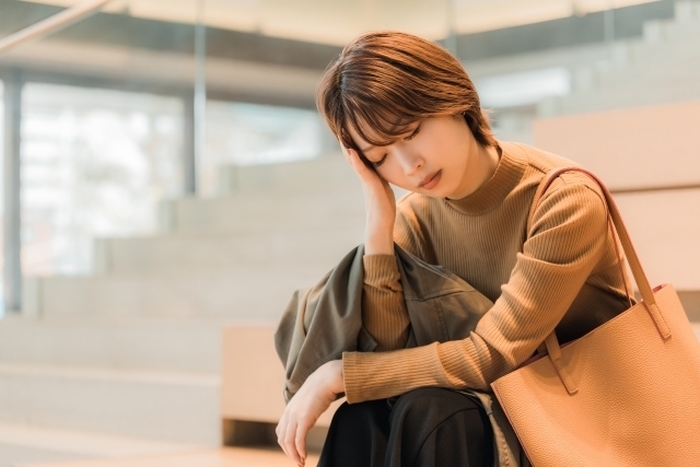 頭痛と首こりに悩む女性