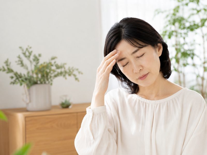頭痛に悩む女性