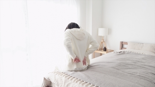 朝,腰が重い,原因